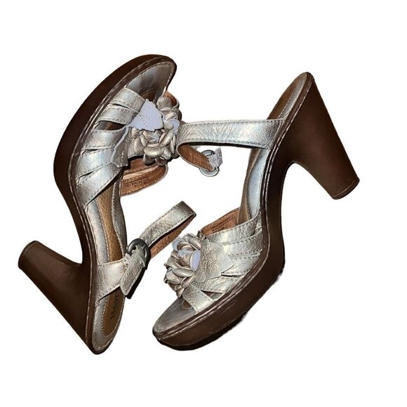 Born Gold Leather Sandals Size 8 - Picture 4 of 5